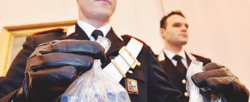 Veleni - I carabinieri mostrano il tallio sequestrato. Sotto, le tre vittime: i coniugi Del Zotto e la figlia Patrizia - Ansa Il killer del tallio: “Li ho uccisi io, non erano puri”