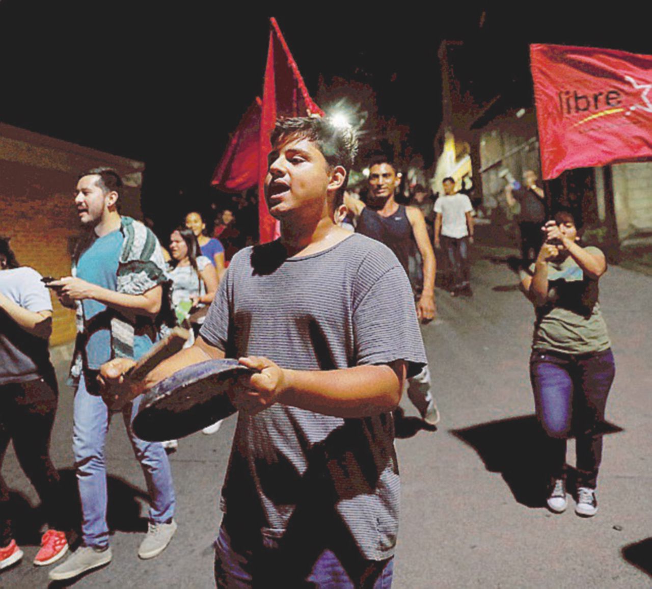 Cacerolazo globale - Proteste con le pentole a Tegucigalpa, capitale honduregna - Reuters Morire sulle barricate contro il “golpe elettorale”