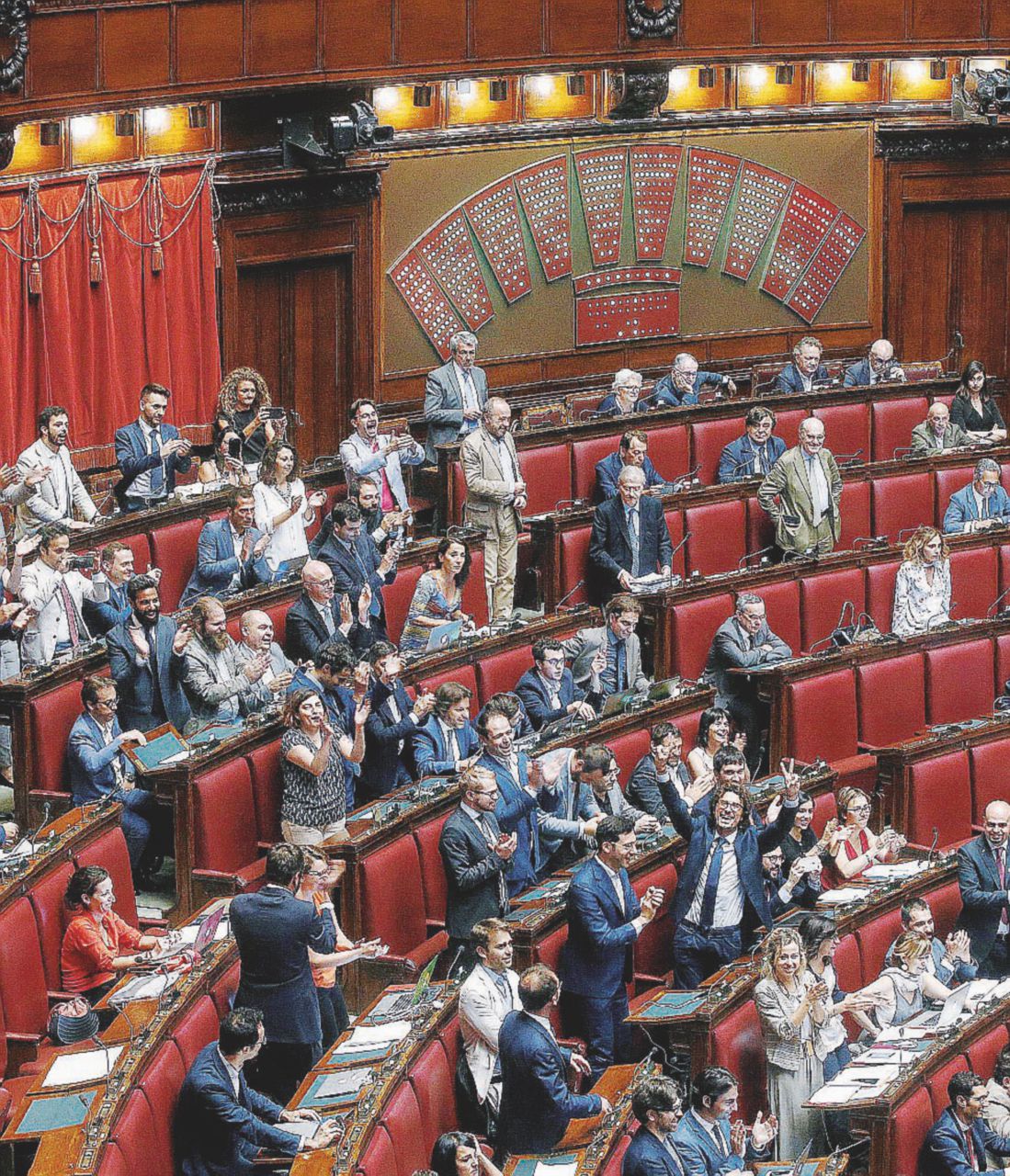 Voto - L’Aula della Camera il 26 luglio, quando votò l’abolizione dei vitalizi - Ansa Niente vitalizio per la condanna? Andrà alla moglie
