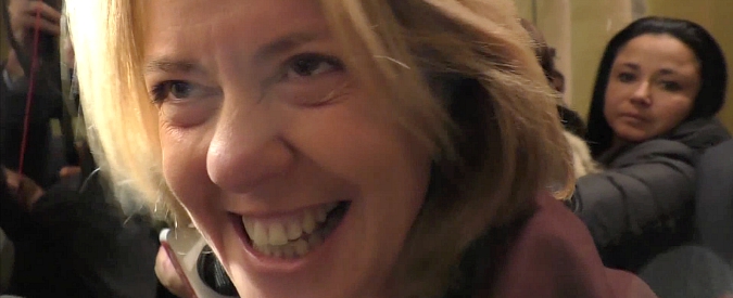 Copertina di Lorenzin se la fa e se la ride, irresistibile col giornalista: “Secondo voi la Nutella è di destra o di sinistra? E il bombolone?”