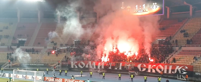 Copertina di Europa League, la partita si interrompe per un’invasione di campo. Ma il disturbatore è in cerca di coccole