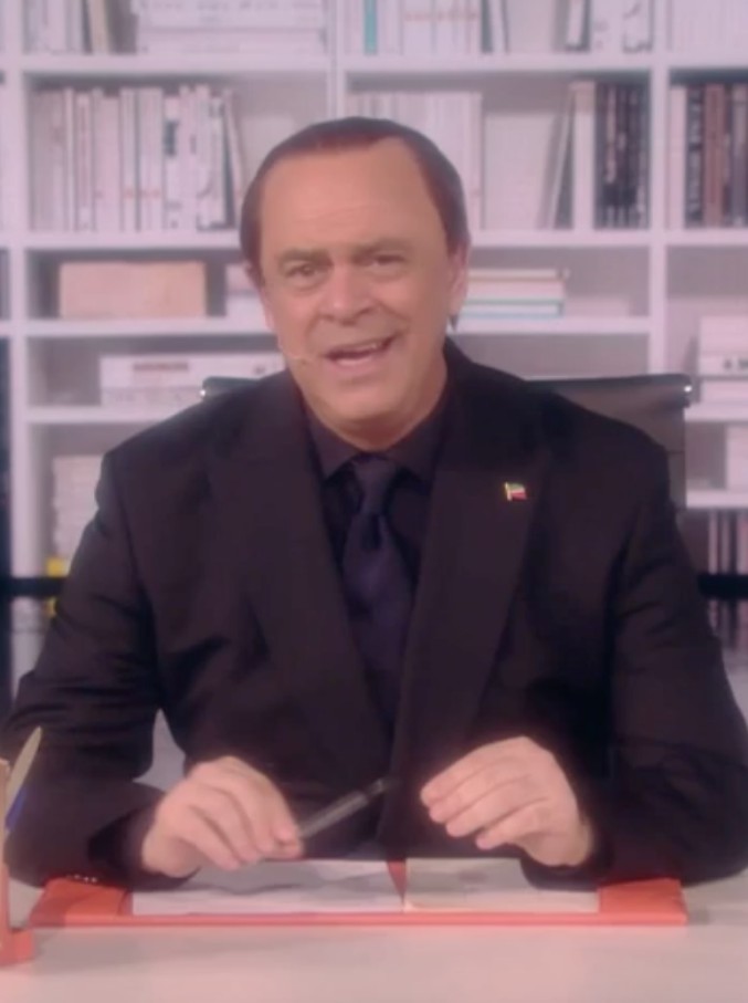 Copertina di Crozza-Berlusconi contro il M5S: “I grillini sono come i comunisti ma ‘nonnivori’, mangiano anche i nonni”