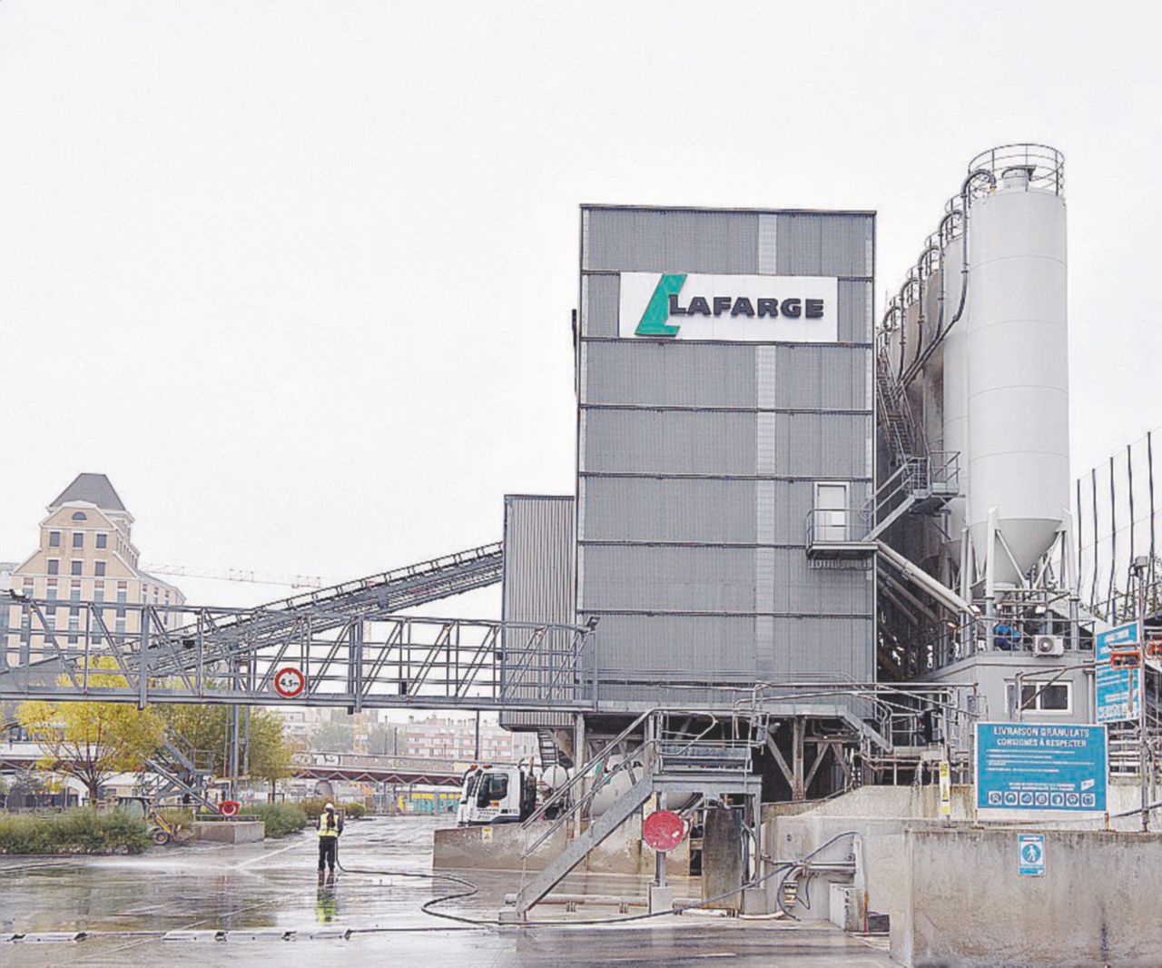 Mazzette e petrolio: il flirt con Daesh del colosso Lafarge Mazzette e petrolio: il flirt con Daesh del colosso Lafarge
