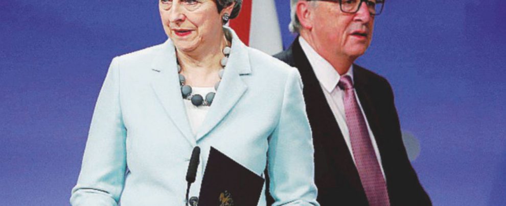 Dialogo aperto - Il primo ministro inglese Theresa May e il presidente della Commissione europea Jean-Claude Juncker - Reuters Altro che accordo, i cittadini Ue tremano