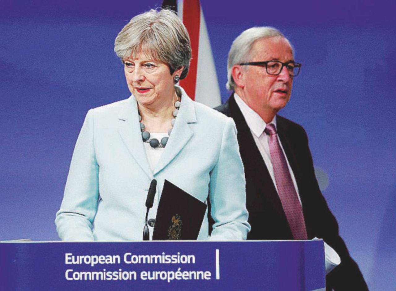 Dialogo aperto - Il primo ministro inglese Theresa May e il presidente della Commissione europea Jean-Claude Juncker - Reuters Altro che accordo, i cittadini Ue tremano