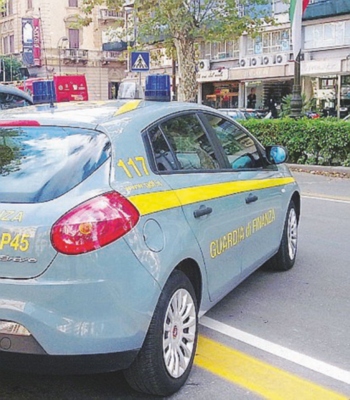 - Guardia di Finanza - LaPresse Auto di lusso e arredi in oro: la Finanza vuole tassare 2 pusher