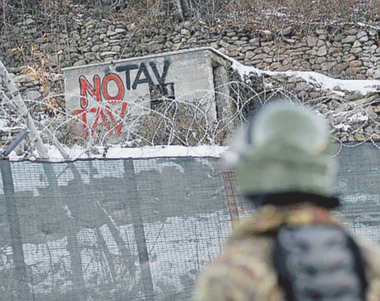 Blindato - Il cantiere di Chiomonte Bombe carta per ricordare la “vittoria” No Tav del 2005. La polizia si apposta: tre arresti