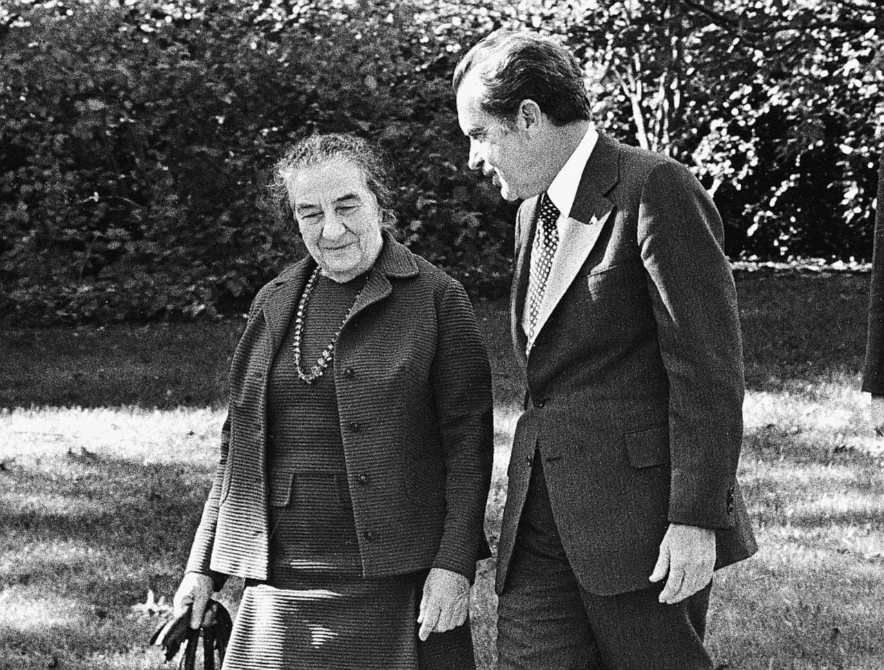 Richard Nixon e Golda Meir in negli Anni 70 La teoria del matto e il rischio di fare la fine del babbeo