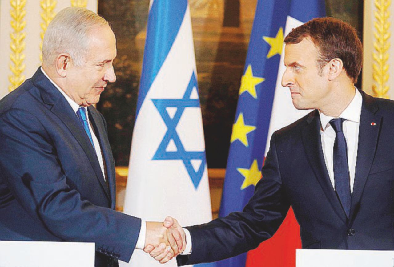 La stretta che scotta - Netanyahu e Macron ieri all’Eliseo - Ansa Macron a muso duro su Netanyahu: “La mossa Usa è un colpo alla pace. Ora stop alle colonie”