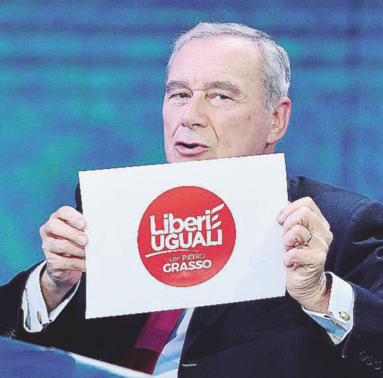 Grasso presenta il simbolo: “Guiderò io, non D’Alema. Il futuro di Renzi è poco roseo” Grasso presenta il simbolo: “Guiderò io, non D’Alema. Il futuro di Renzi è poco roseo”
