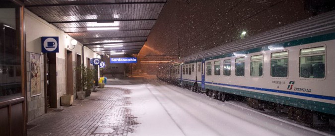 Maltempo, neve e ghiaccio bloccano treni al Nord: cancellazioni e pendolari a terra. In Liguria allerta rossa e scuole chiuse