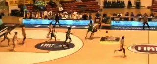 Copertina di Basket, paura al termine di Torino-Ragusa. Giocatrice sferra un pugno all’avversaria che resta in terra svenuta