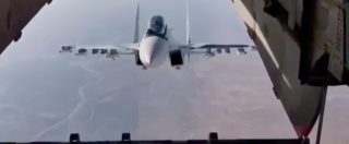 Copertina di Brivido ad alta quota, l’azzardo del top gun russo nei cieli della Siria. Il jet ‘gioca’ con il grosso aereo cargo