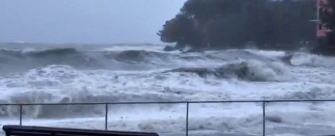 Copertina di Maltempo, nel Tigullio arriva la mareggiata. Il moto ondoso continua a crescere, strade chiuse a Rapallo e Sestri