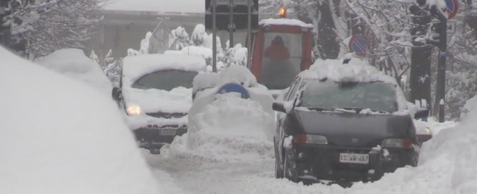 Copertina di Maltempo, ad Aosta mercatini di Natale chiusi per neve. Sono già caduti 70 centimetri e continua a fioccare