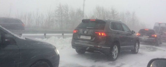 Maltempo, bloccati in auto per 7 ore. Anche gli svizzeri con la neve vanno in tilt