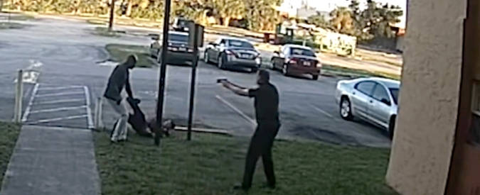 Copertina di Violenta reazione a un controllo di polizia, l’agente se la vede brutta e il collega spara. La Florida apre inchiesta