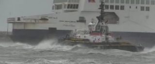 Copertina di Maltempo, traghetto si incaglia a Calais: 316 persone a bordo