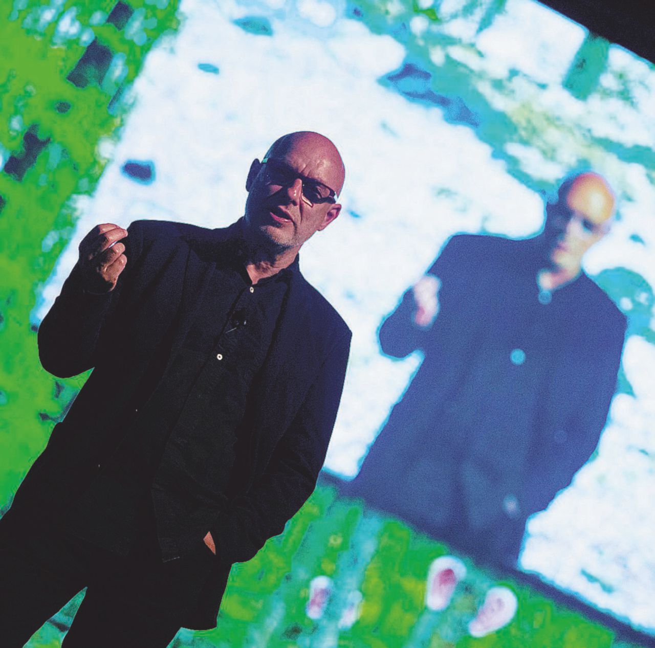 L’innovatore - Musicista, compositore e produttore, ha lavorato con i Roxy Music, Bowie, i Talking Heads e gli U2 Ora Brian Eno ritorna alle radici (del pianoforte)