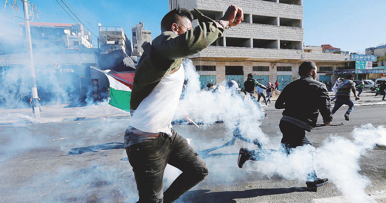 Ogni giorno è Intifada - Le proteste palestinesi nei pressi di Betlemme, a sud di Gerusalemme - Ansa Figli e mattoni per conquistare la Città santa