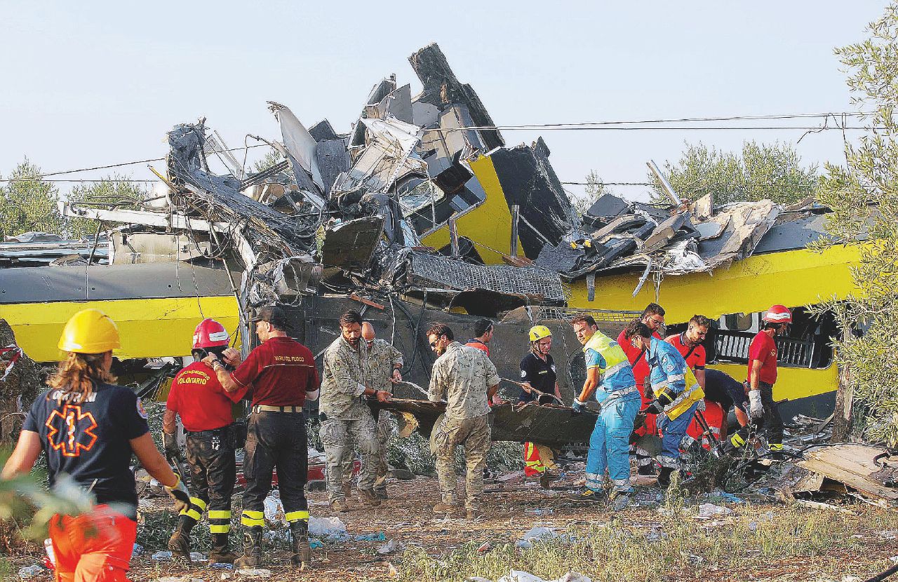 Il disastro - Soccorsi sulla ferrovia a binario unico Andria-Corato dopo l’incidente frontale fra due treni il 12 luglio 2016 - LaPresse “Milioni di utili e risparmi sulla sicurezza: così sono morti i 23 sul treno pugliese”