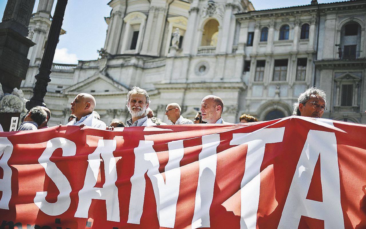 Saltano 40 mila operazioni - Una protesta dei medici, oggi sciopero di 24 ore - Ansa Sanità ferita, contro i tagli parte la rivolta dei medici