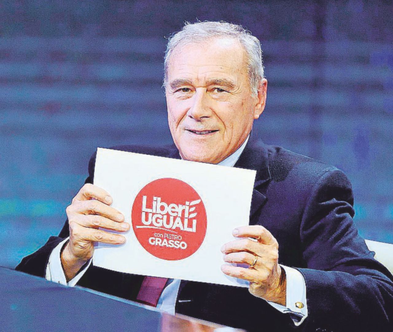 “Cose rosse” - Grasso mostra il simbolo di “Liberi e Uguali”. - Ansa Le foglie di Grasso e il broccolo d’Achille le grame fortune dei simboli “di sinistra”