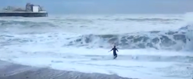 Copertina di Il suo cane viene trascinato al largo e lei sfida la violenza delle onde. Ma il coraggio non basta