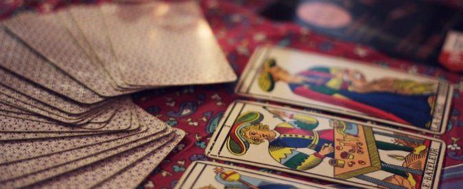 Il grande ritorno dei tarocchi: tra star di Hollywood, social network e spiritualità pop, ecco perché tutti oggi vogliono farsi leggere il futuro