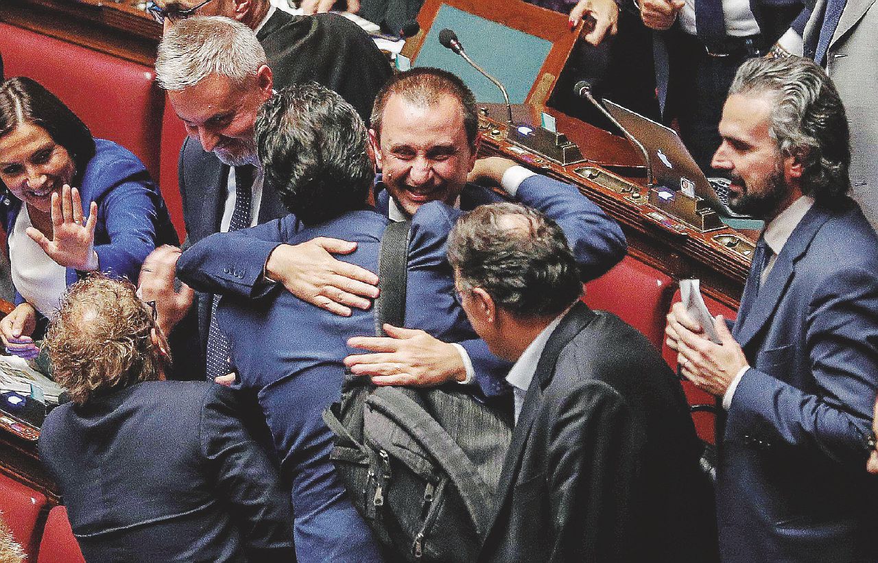 Fine partita - Ettore Rosato festeggia il suo Rosatelluìm. Accanto, Sergio Mattarella - Ansa/LaPresse La Consulta salva il Rosatellum: tutto pronto per votare