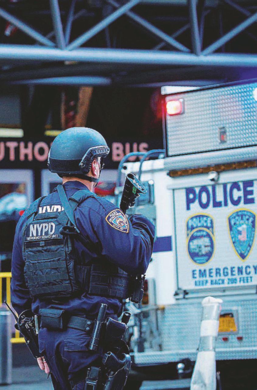 Dal Bangladesh con furore - Sul passaporto il 27enne ha lasciato scritto: “O America, muori nella tua collera”. Nella foto, polizia a Times Square Nessuno ferma il web-jihad culla del terrore