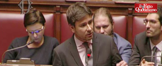 Copertina di Di Battista, l’ultimo intervento e l’addio alla Camera: “Avete fallito in questi 5 anni”. Battibecco con Boldrini