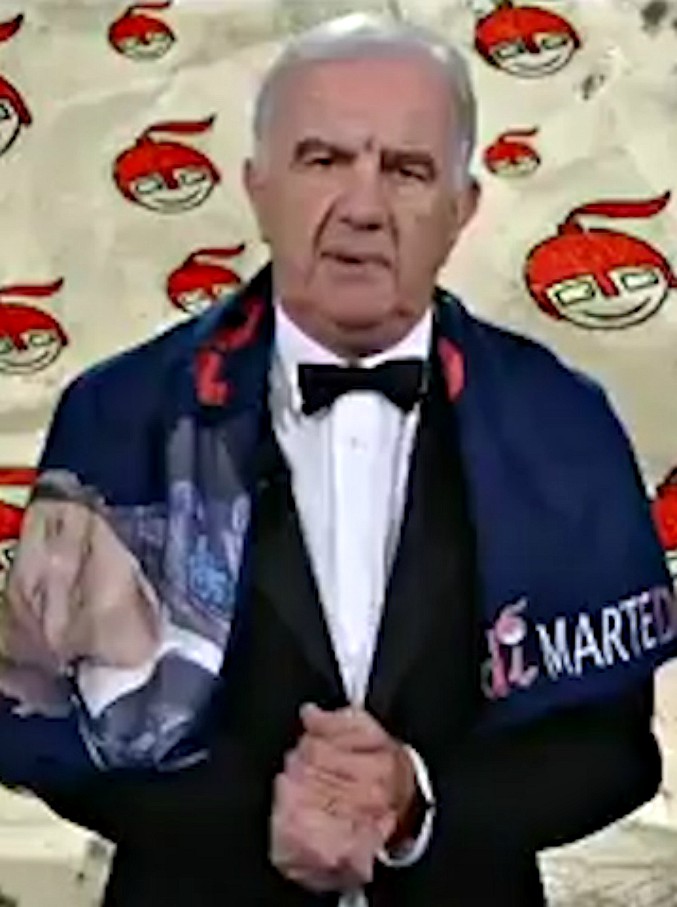 Copertina di Cosa ci fa Gene Gnocchi con una sciarpa della Fornero? “La usi per strozzarti quando sai di non avere ancora l’età pensionabile”