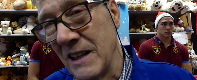 Copertina di L’aiutante di Babbo Natale è un pensionato romano: “Riparo i giocattoli che diamo ai meno fortunati”