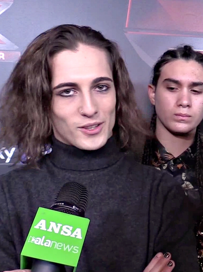 Copertina di X Factor, la vigilia dei finalisti. Damiano dei Maneskin confessa: “Siamo quattro cazzoni, s’è capito”