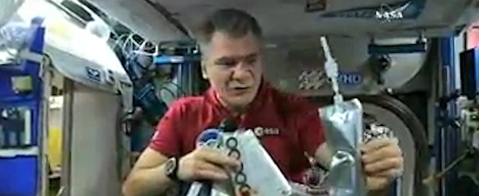 Copertina di Mangiare e bere nello spazio? Ecco come si fa. Su La7 l’intervista all’astronauta Paolo Nespoli