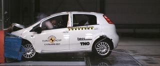 Copertina di Fiat Punto, zero stelle ai crash test Euro NCAP. E’ record negativo – VIDEO