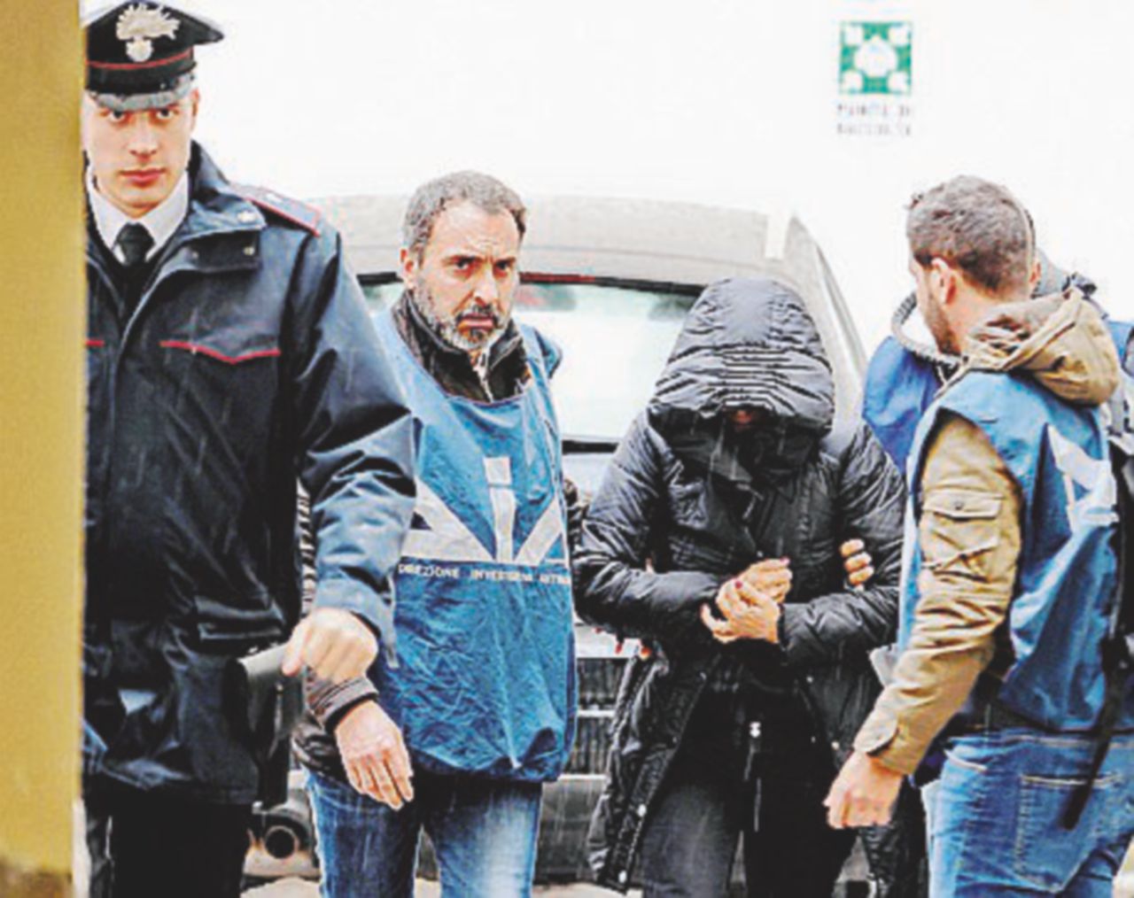 In manette - Gli arresti di ieri - Ansa “Se mi pento vai a lavare le scale”. Lo sfogo in cella del boss Zagaria. Arrestate 4 donne del clan