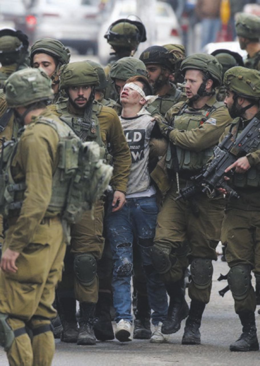 Intifada - Un palestinese fermato - I due mondi di Boaz e Yasser, divisi da un muro