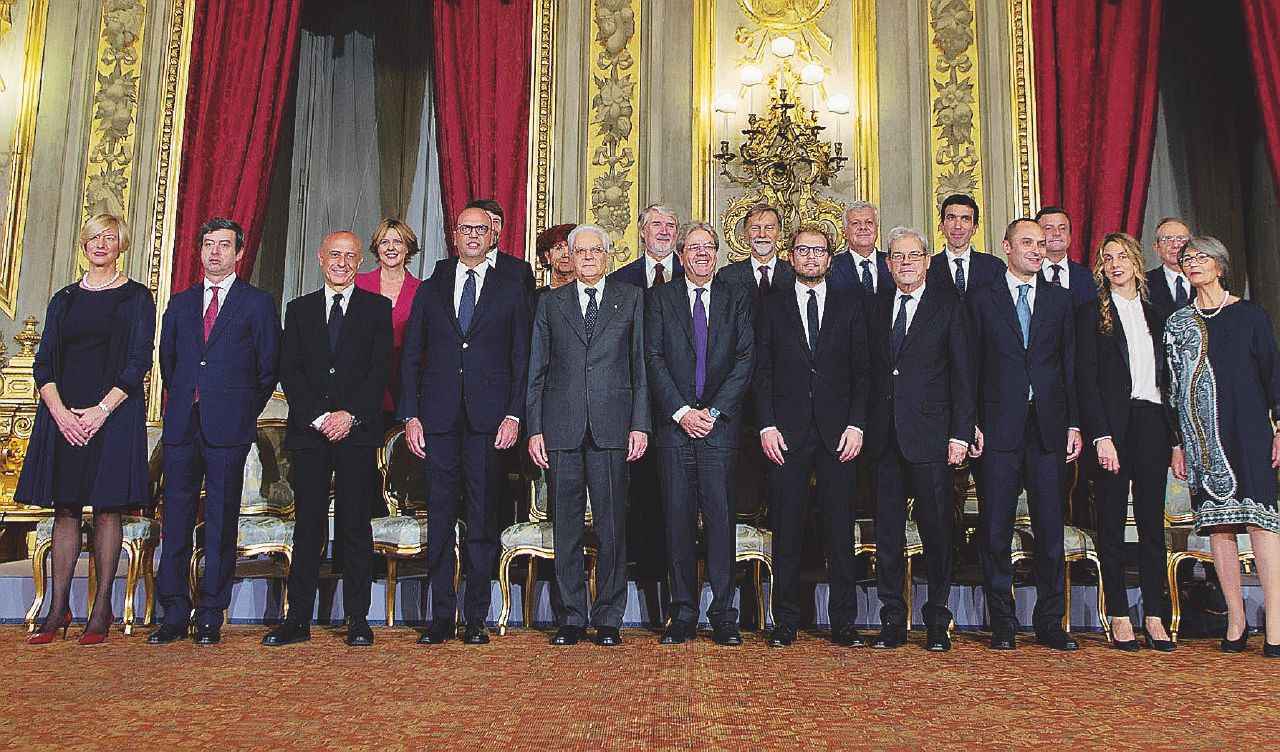 Giuramento - I ministri del governo Gentiloni nel giorno dell’insediamento Gentiloni lo chiede l’Europa: in carica per manovra e Def