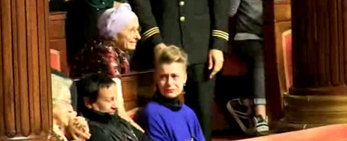 Copertina di Biotestamento è legge, tra commozione e lunghi applausi. L’Aula in piedi per applaudire Emma Bonino