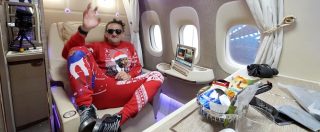 Copertina di First class Emirates, lo youtuber più famoso d’America in viaggio nella suite più lussuosa dei cieli