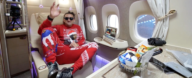 Copertina di First class Emirates, lo youtuber più famoso d’America in viaggio nella suite più lussuosa dei cieli