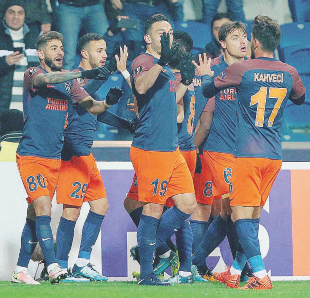 La novità - Il Basaksehir è stato fondato tre anni fa dalle ceneri del BB Istanbul per volontà di Erdogan - Ansa La fulminea ascesa della squadra del Sultano e la doppia sconfitta di sport e democrazia