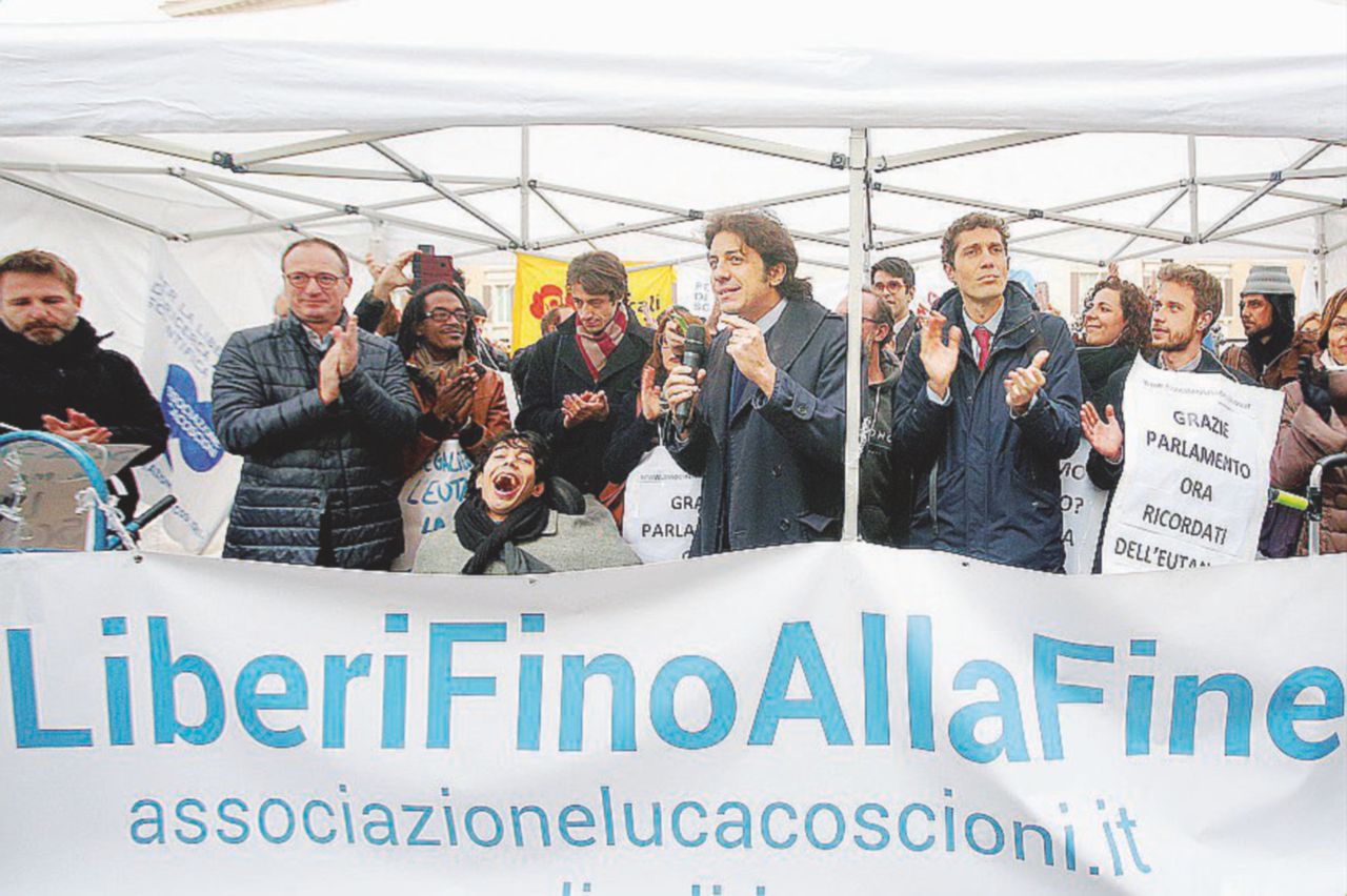 In piazza - L’associazione Luca Coscioni ieri a Montecitorio - Ansa Fine vita, nuovi diritti certi e nodi ancora da sciogliere