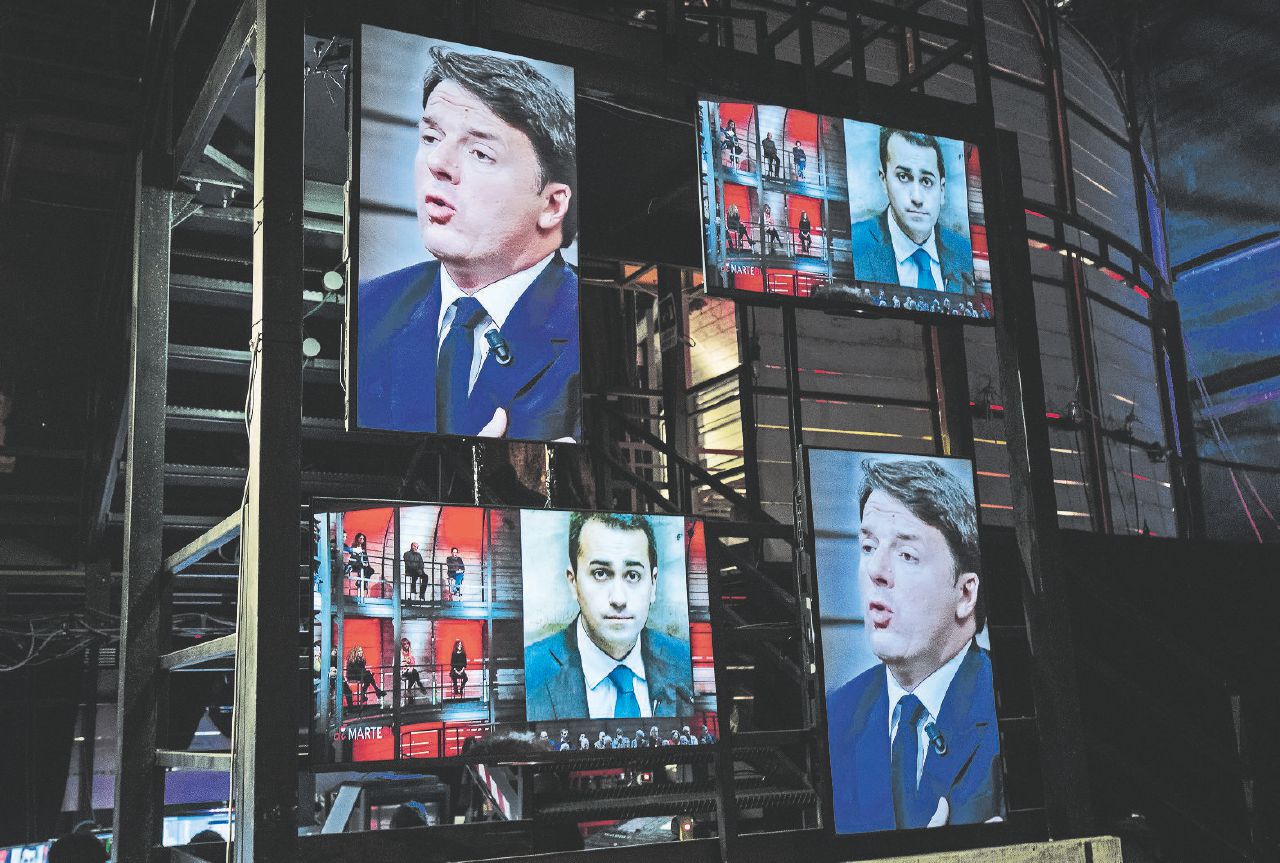 Duellanti su schermo - Il segretario del Pd Matteo Renzi e il candidato premier del M5S Luigi Di Maio - LaPresse La partita delle liste: Pd senza primarie, M5S col rischio web