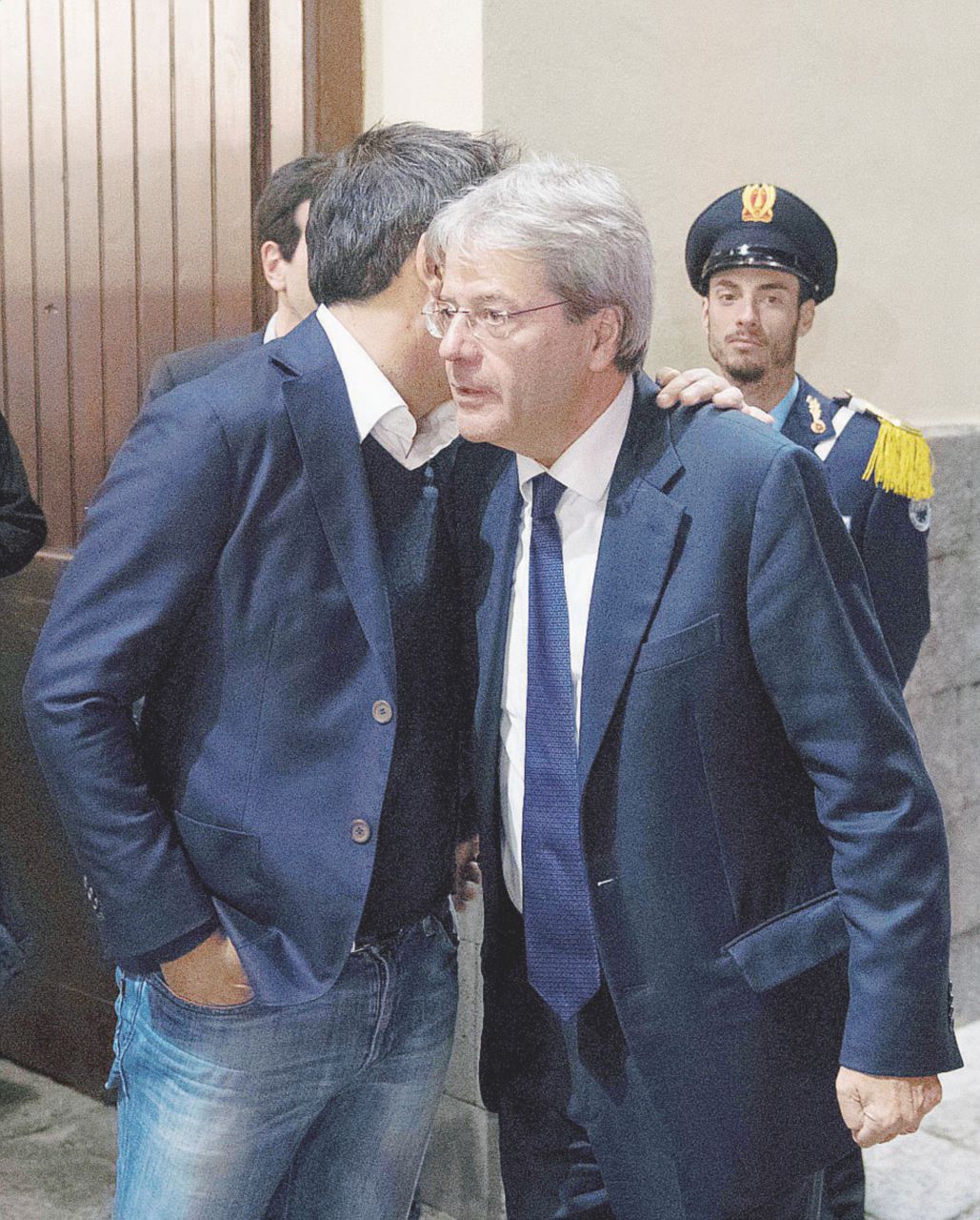 Imbarazzati - Il leader Pd Matteo Renzi e il premier Paolo Gentiloni - Ansa “Ho visto Ghizzoni e altri” Le prime ammissioni di Meb