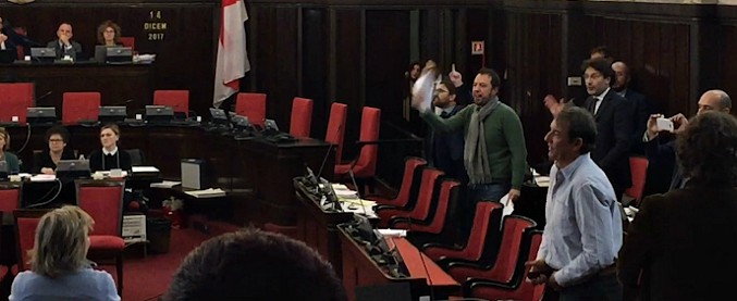 Milano, risse in aula e ostruzionismo bloccano la mozione che vieta l’assegnazione di spazi pubblici ai fascisti