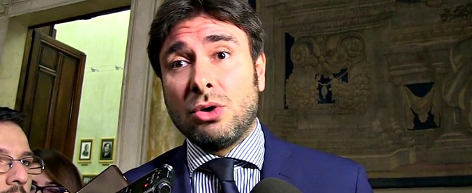 Copertina di Boschi, Di Battista (M5s) a Boschi: “Attacchi sessisti? Trincerarsi dietro l’essere donna è stomachevole”