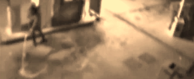 Copertina di Sclera col gestore per 2 euro di resto: dà fuoco alla pompa di benzina. Ma la vendetta è videosorvegliata